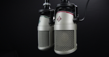 imagen de dos micrófonos que ejemplifican la entrevista en radio de Enrique Varela