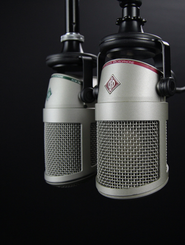 imagen de dos micrófonos que ejemplifican la entrevista en radio de Enrique Varela