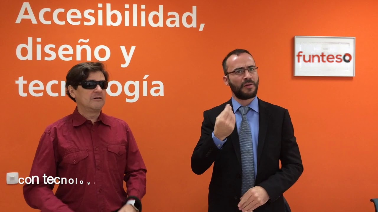 imagen que muestra a Enrique Varela en una de las muchas presentaciones de Enrique Varela, que además cuenta en vivo con un profesional en lengua de signos para hacer dicha presentación accesible.