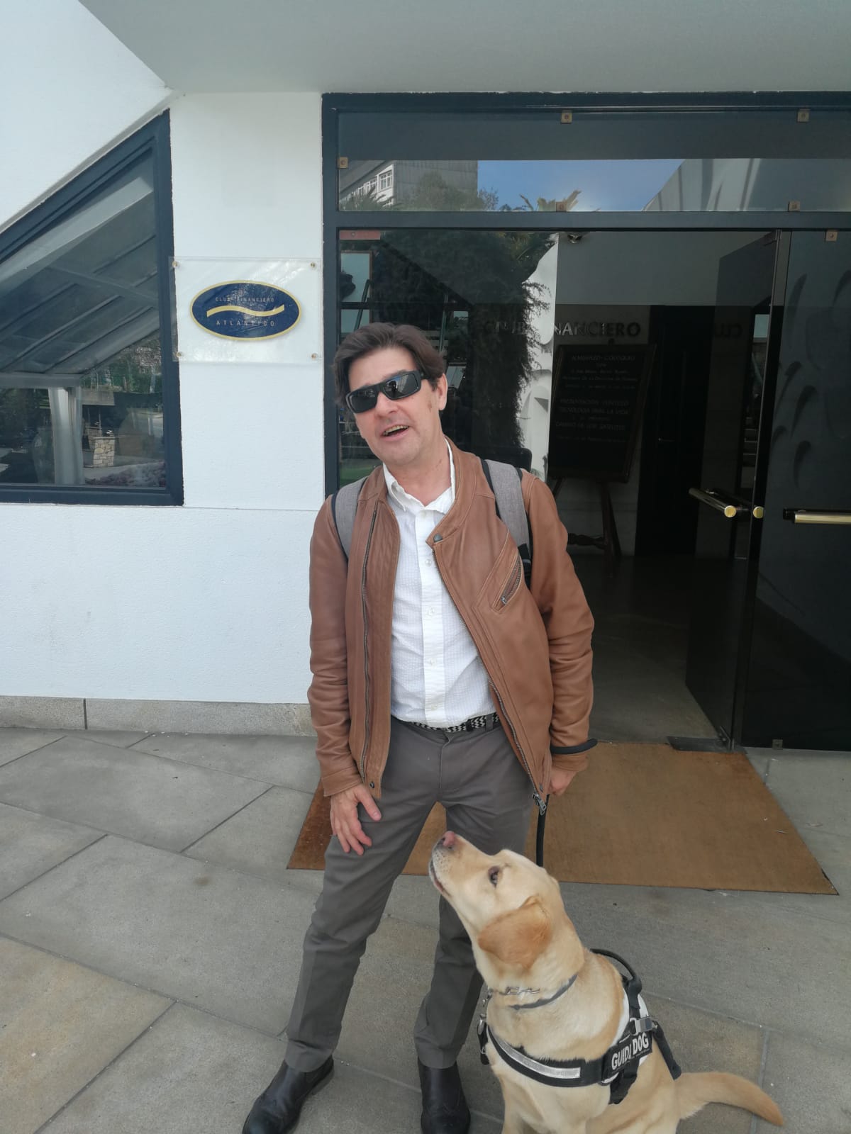 imagen que muestra a Enrique Varela junto a su perro guía.