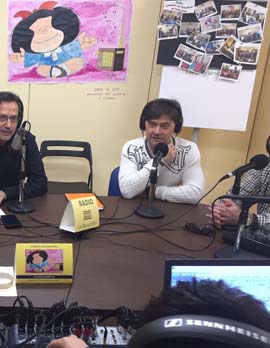 imagen que muestra a Enrique Varela en un programa de radio.